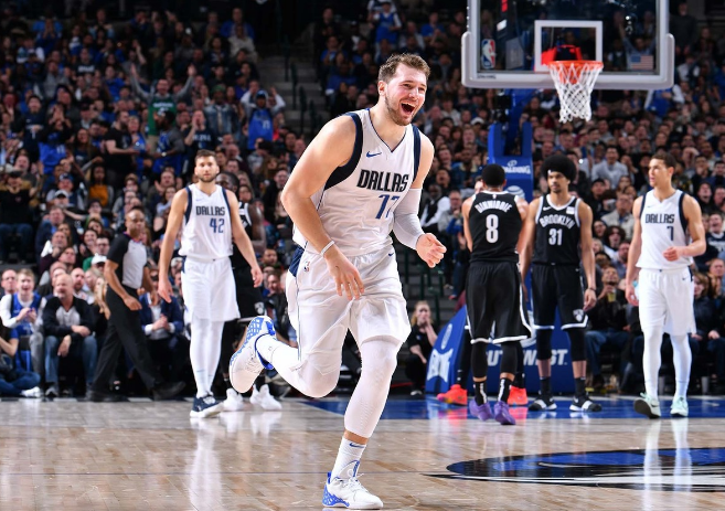  东契奇末节独揽十六分独行侠逆转篮网  