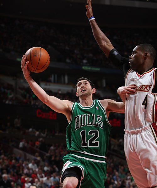  艾顿防守制霸内线开拓者击败公牛结束客场连败